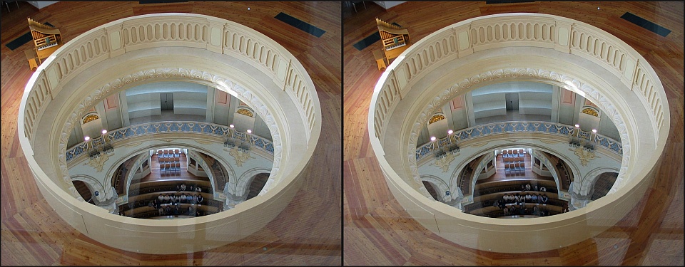 Einblick in die Kuppel der Dresdener Frauenkirche (3D-Kreuzblick)