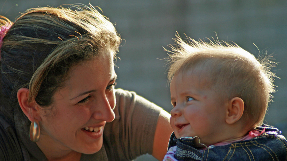 einblick zwischen baby und Mutter