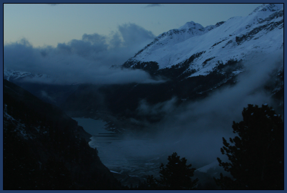 Einbruch der Nacht am Gletschersee