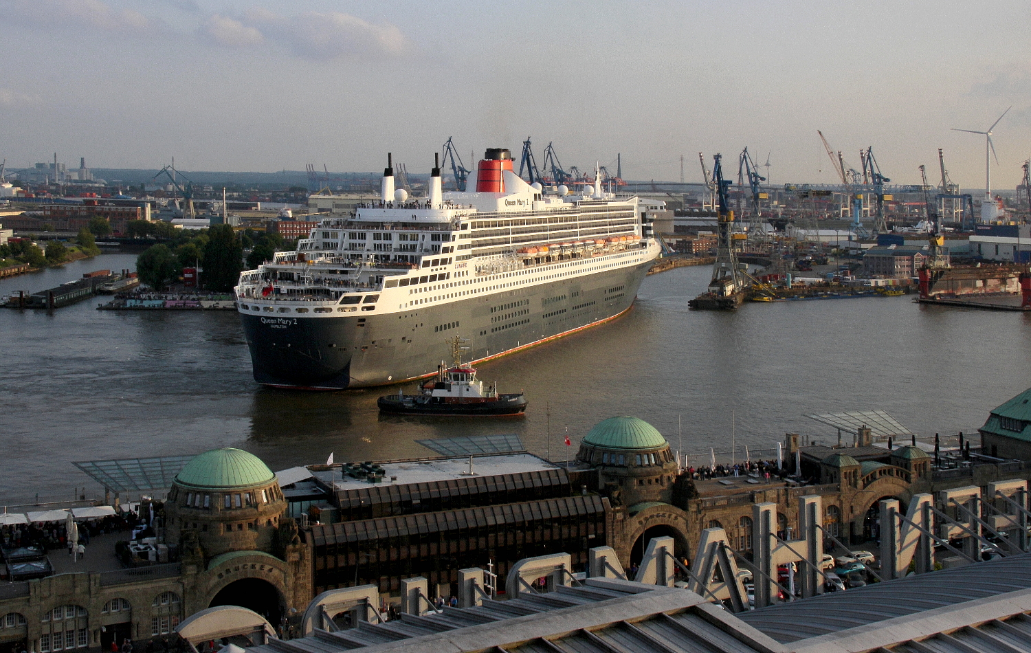 Eindocken der Queen Mary [01]