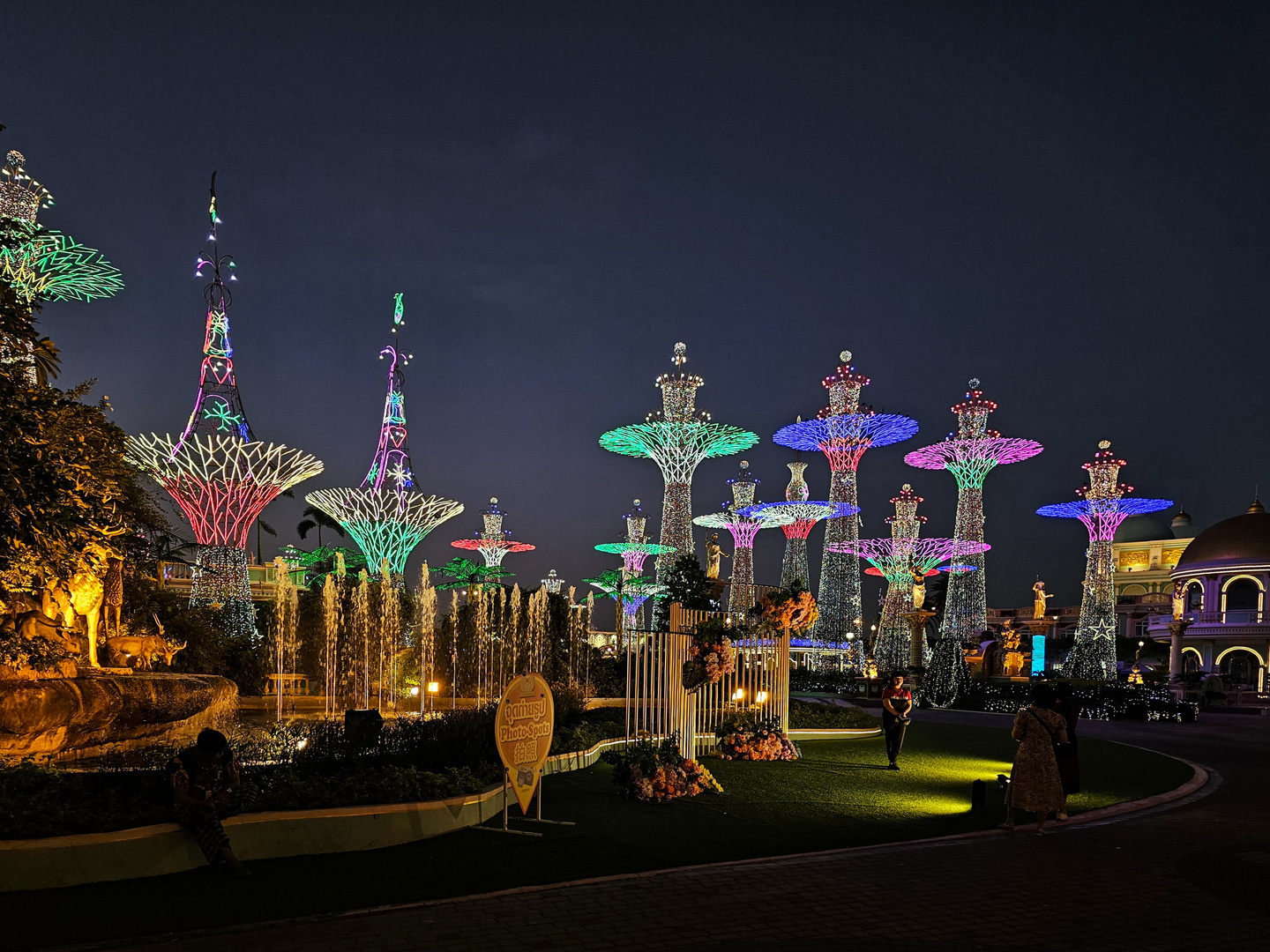 Eindrücke aus dem Sukhawadee-Garten bei Nacht