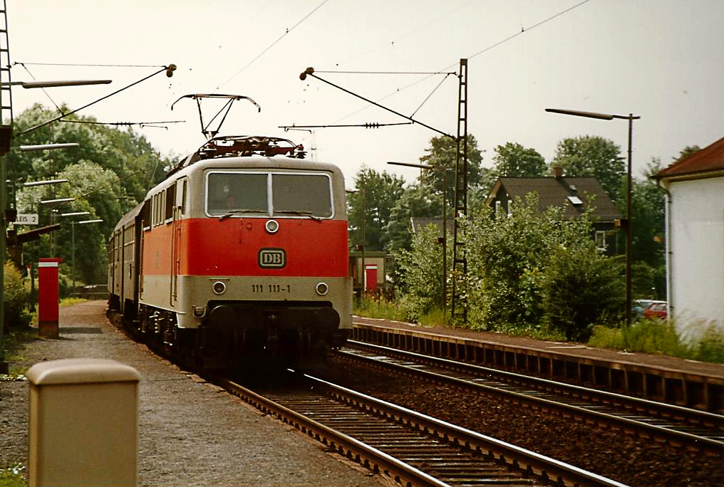 Eine 111 in alter Farbgebung