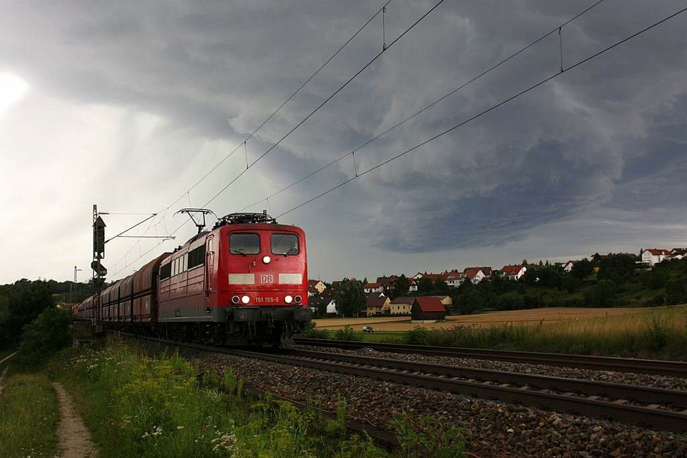 Eine 151 fährt dem Gewitter davon