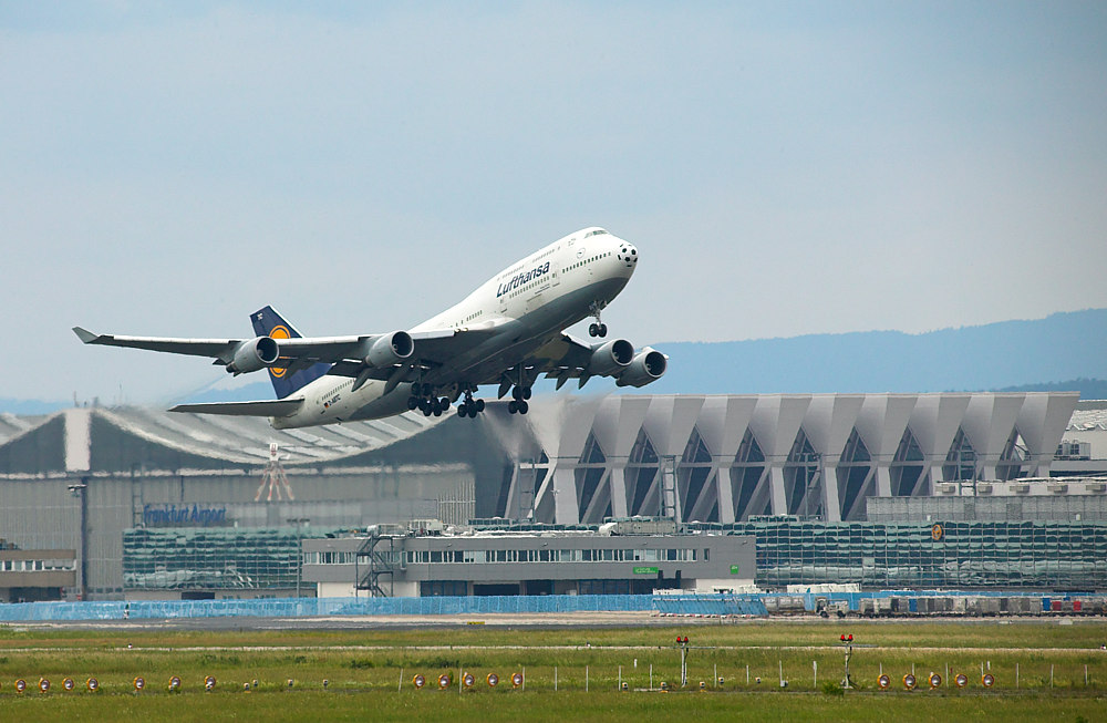 Eine 747 hebt am Frankfurter Flughafen ab und die Luft flimmert ...