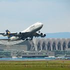 Eine 747 hebt am Frankfurter Flughafen ab und die Luft flimmert ...