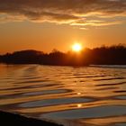 Eine abendliche Wellenbahn auf dem Rhein