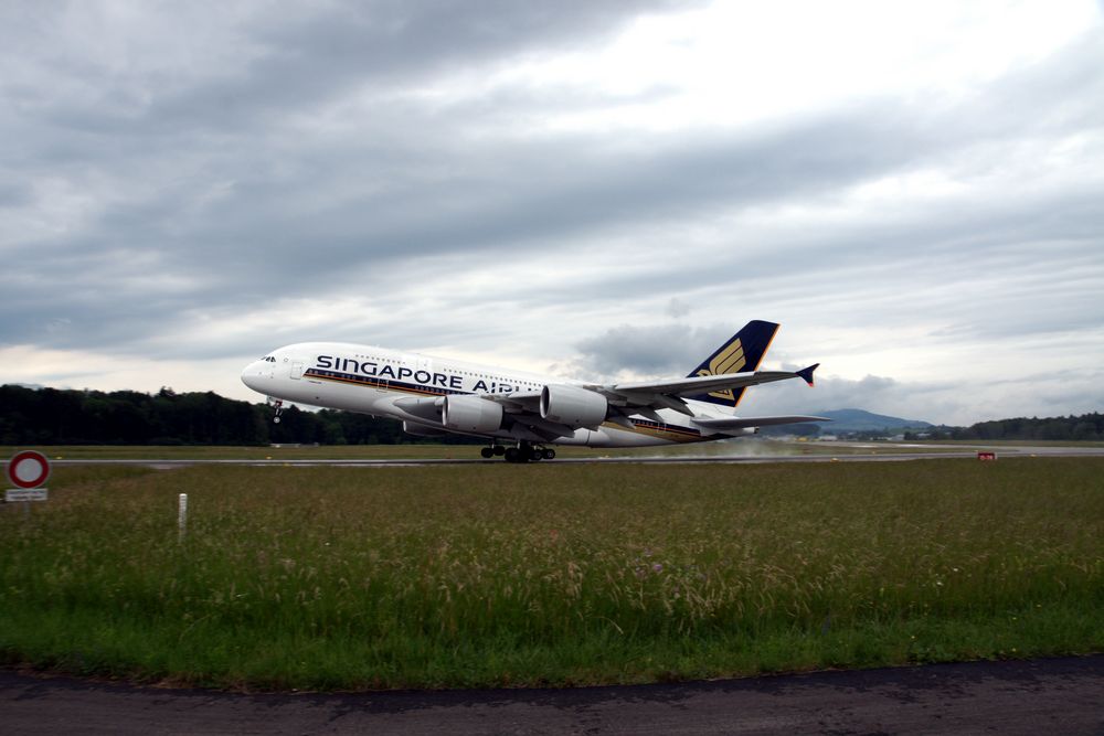 Eine Airbus A380 beim Start auf dem Flughafen Zürich