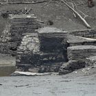 Eine alte Brücke im Ausgleichsbecken