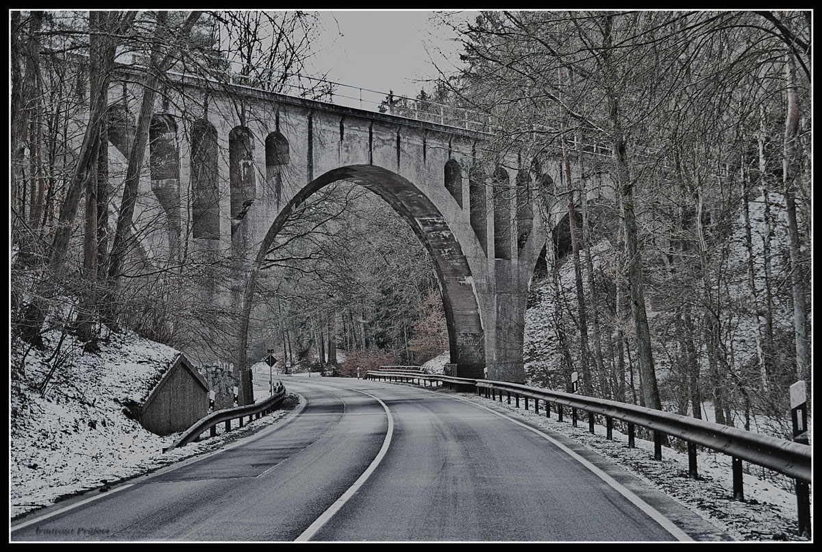 eine alte Eisenbahnbrücke...