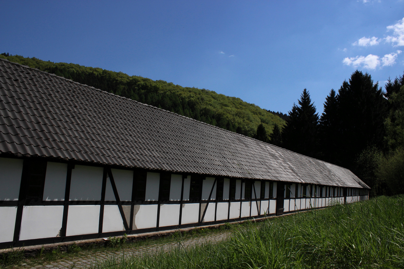 Eine alte Fabrik im langgestreckten Fachwerkhaus 