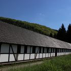 Eine alte Fabrik im langgestreckten Fachwerkhaus 