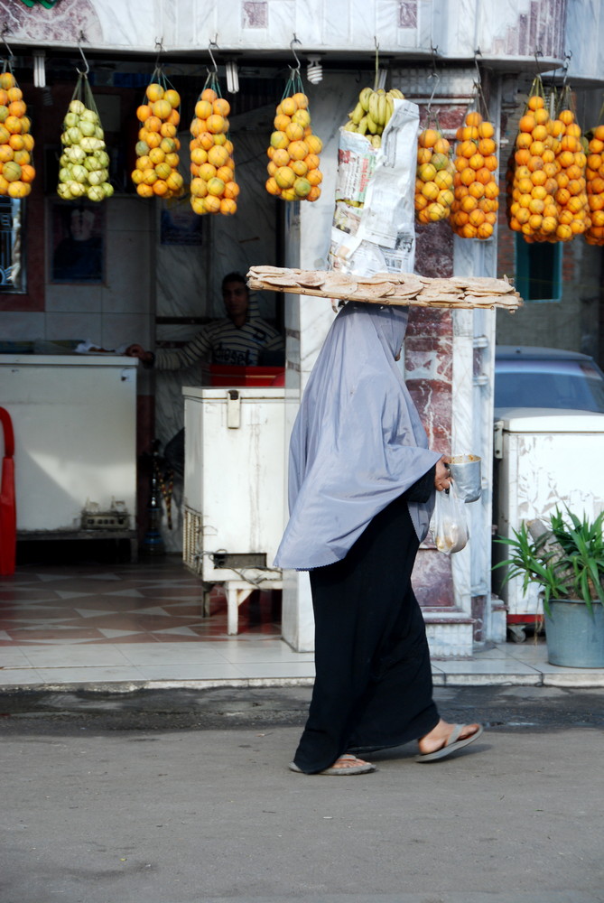 Eine alte Frau beim Einkauf in Agypten