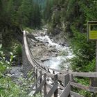 Eine alte Holz-Seilbrücke im Unterengadin