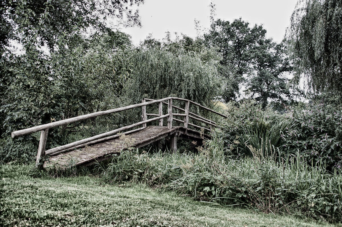 eine alte Hozbrücke über den Mühlenbach....