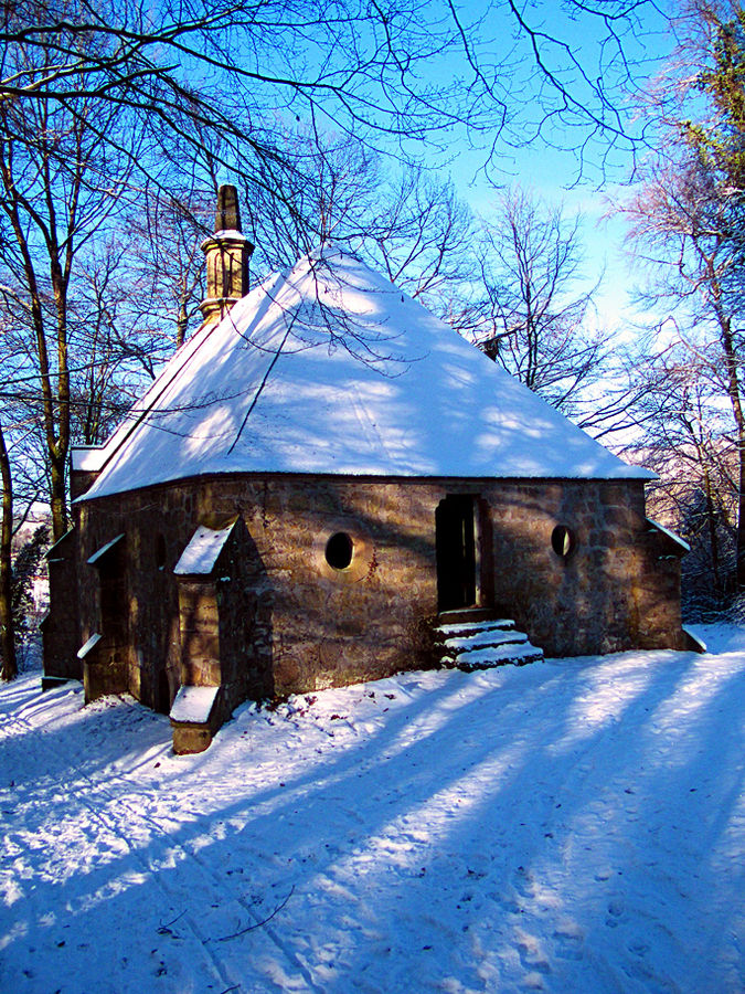 eine alte kapelle oberhalb von haus marck