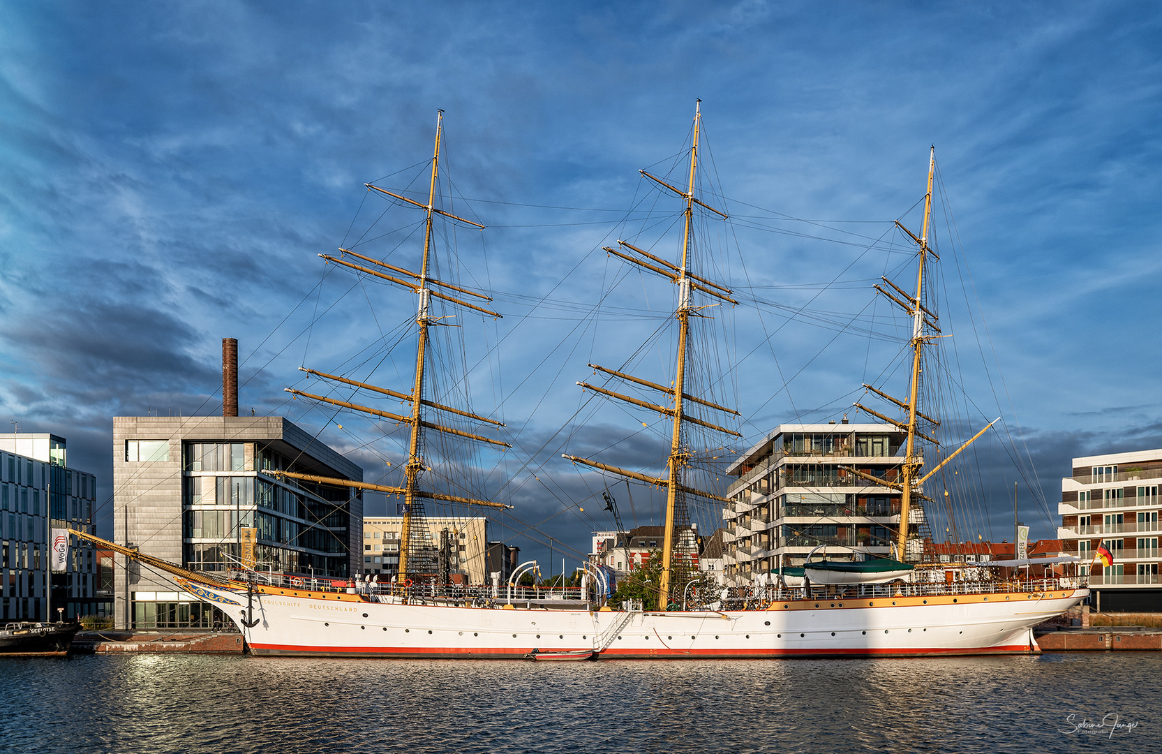 Eine alte Lady im Bremerhavener Abendlicht