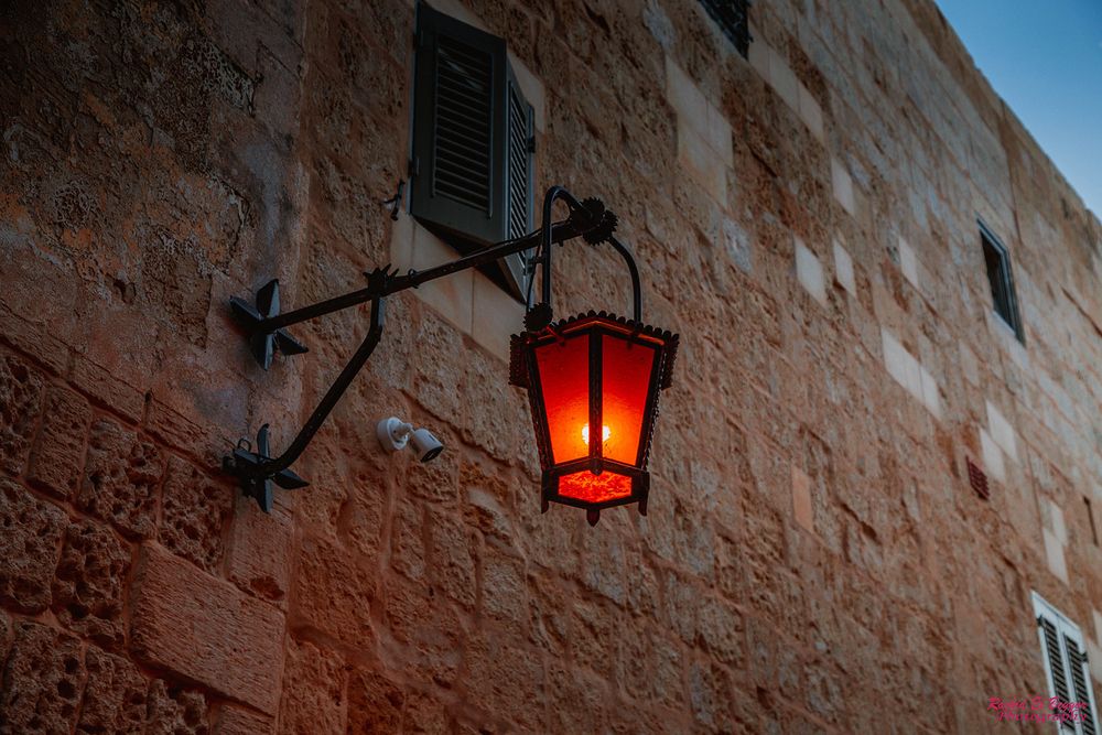 Eine alte Straßenlaterne an der Wand in der Altstadt von Mdina, Malta