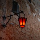 Eine alte Straßenlaterne an der Wand in der Altstadt von Mdina, Malta