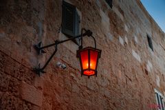 Eine alte Straßenlaterne an der Wand in der Altstadt von Mdina, Malta