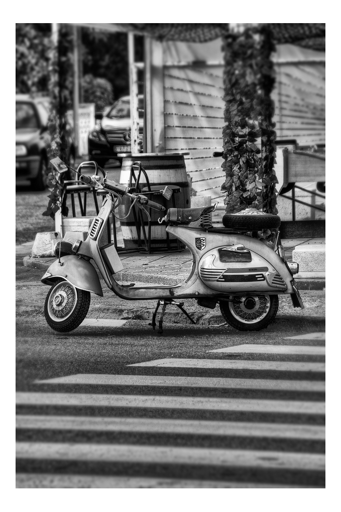 Eine alte Vespa am Straßenrand