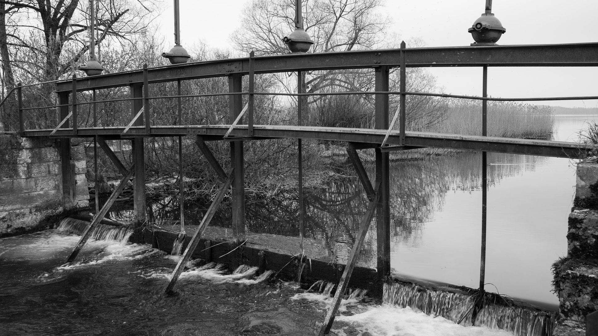 Eine alte Wehrbrücke