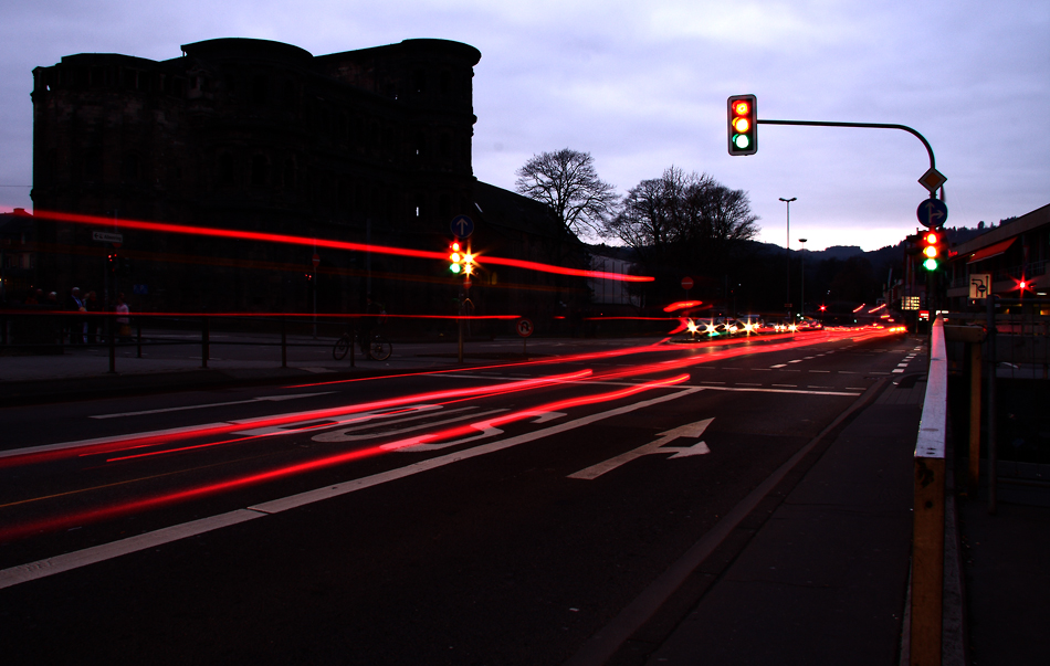 Eine Ampel spielt verrückt.