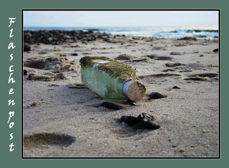 Eine angeschwemmte Flasche am Strand von Haurvig, Dänemark