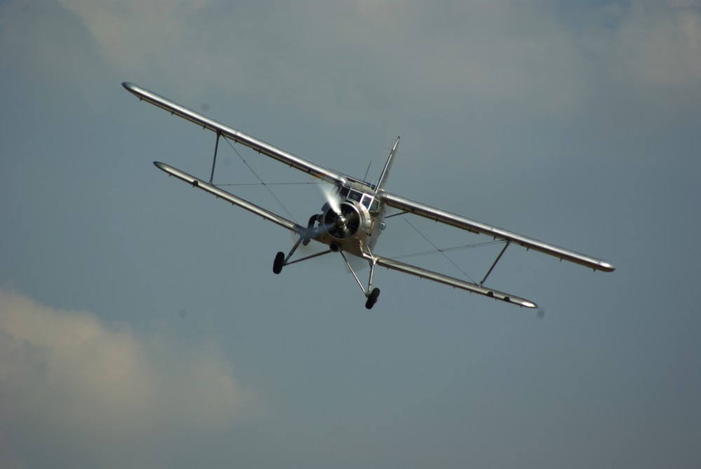 Eine Antonov AN-2 der Batic Bear aus Litauen in Gera