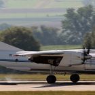 Eine Antonov AN-26B Transportmaschine bei der Landung