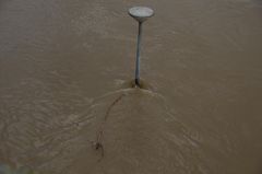 Eine arme Laterne in der Überschwemmung
