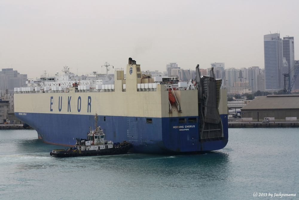 Eine Autofähre E U K O R aus Singapur beim Anlegemanöver im Hafen Khalifa Bin Salman, Bahrain