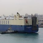 Eine Autofähre E U K O R aus Singapur beim Anlegemanöver im Hafen Khalifa Bin Salman, Bahrain