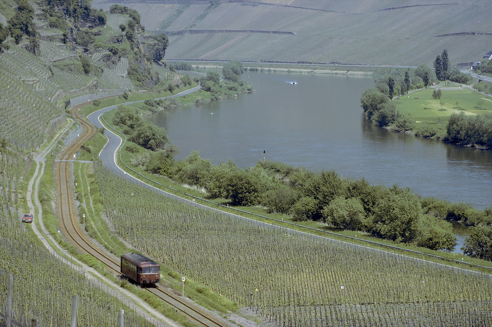 Eine Bahn entlang der Mosel