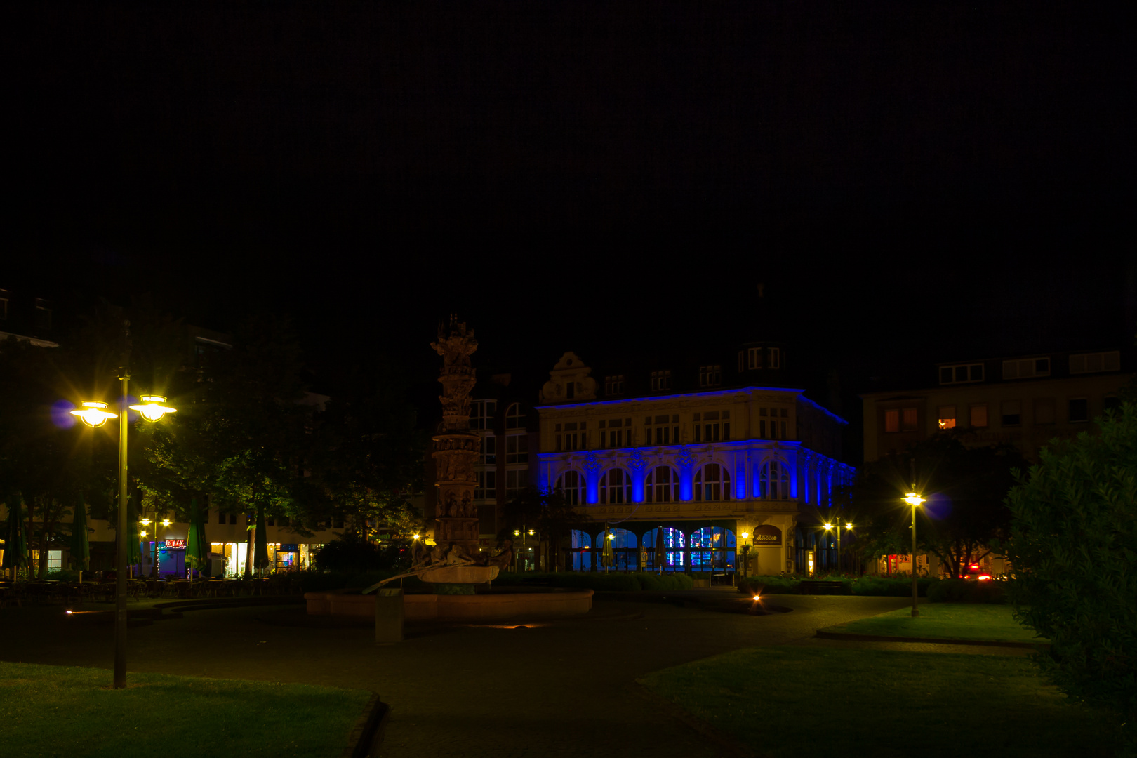 eine Bar am Marktplatz bei Nacht