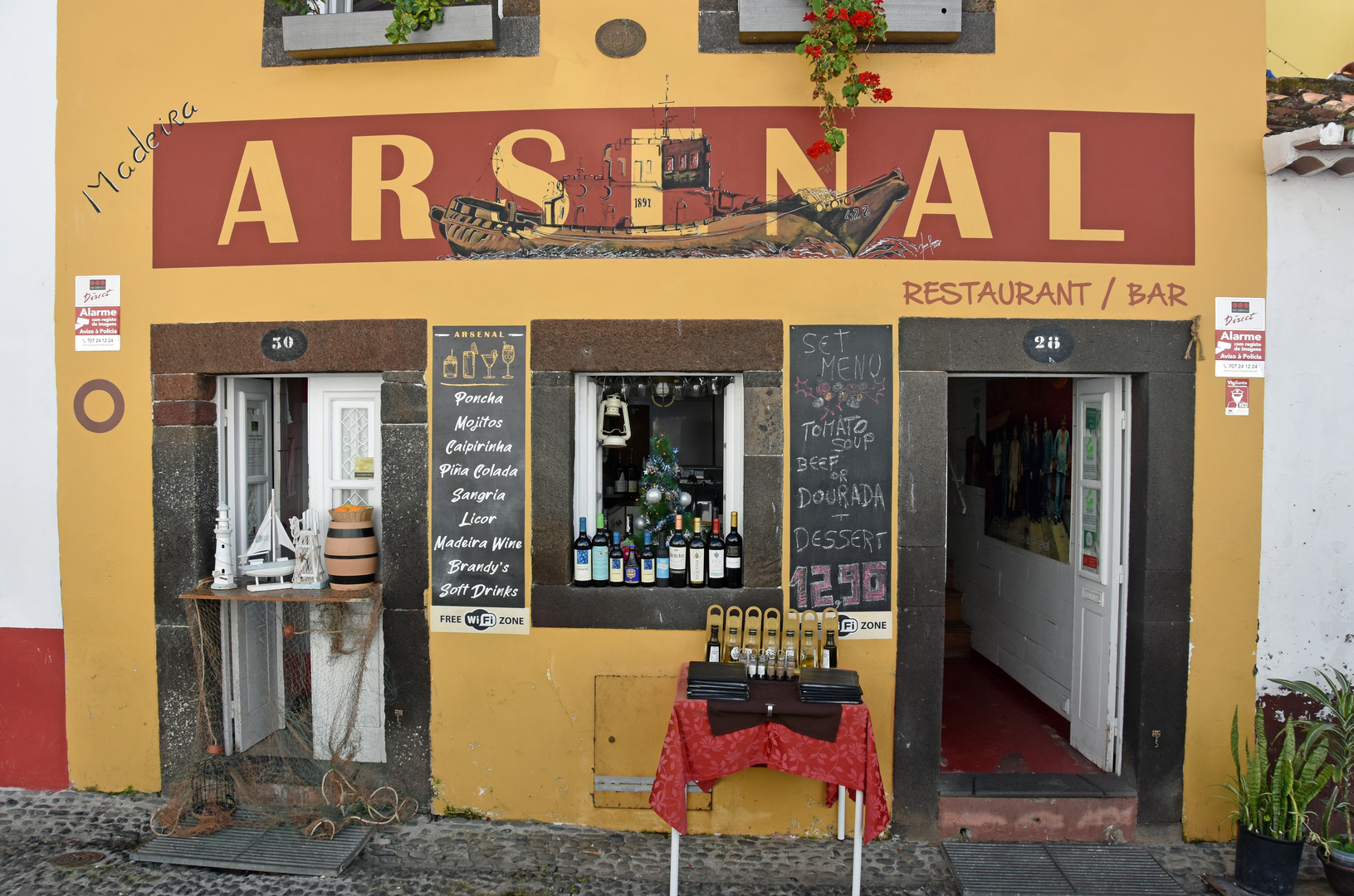 Eine Bar in der Altstadt von Funchal auf Madeira