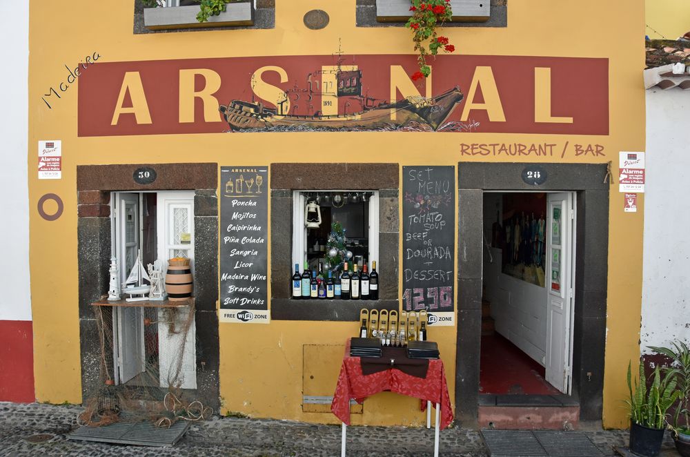 Eine Bar in der Altstadt von Funchal auf Madeira