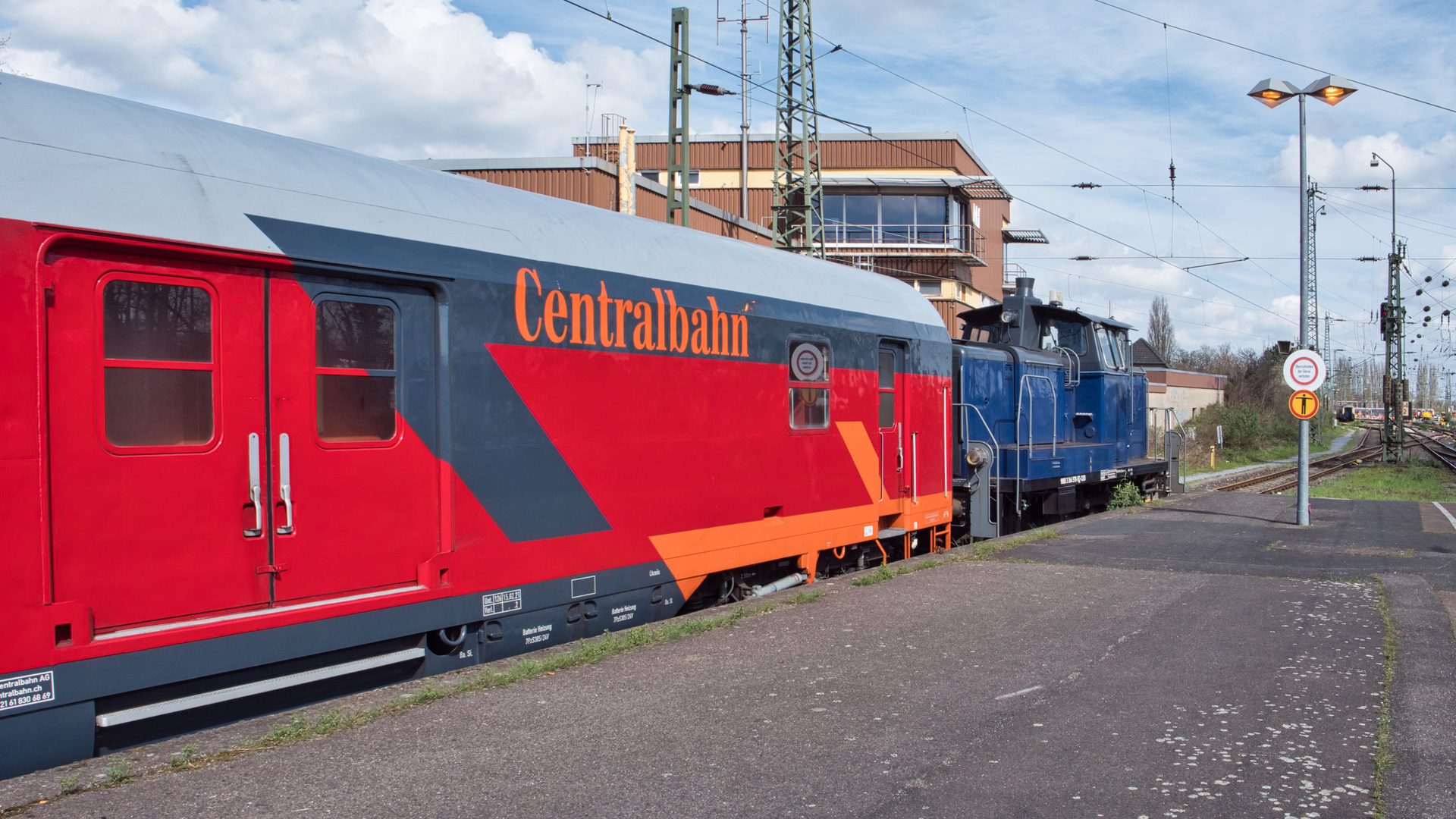 Eine blaue V 60 in Mönchengladbach