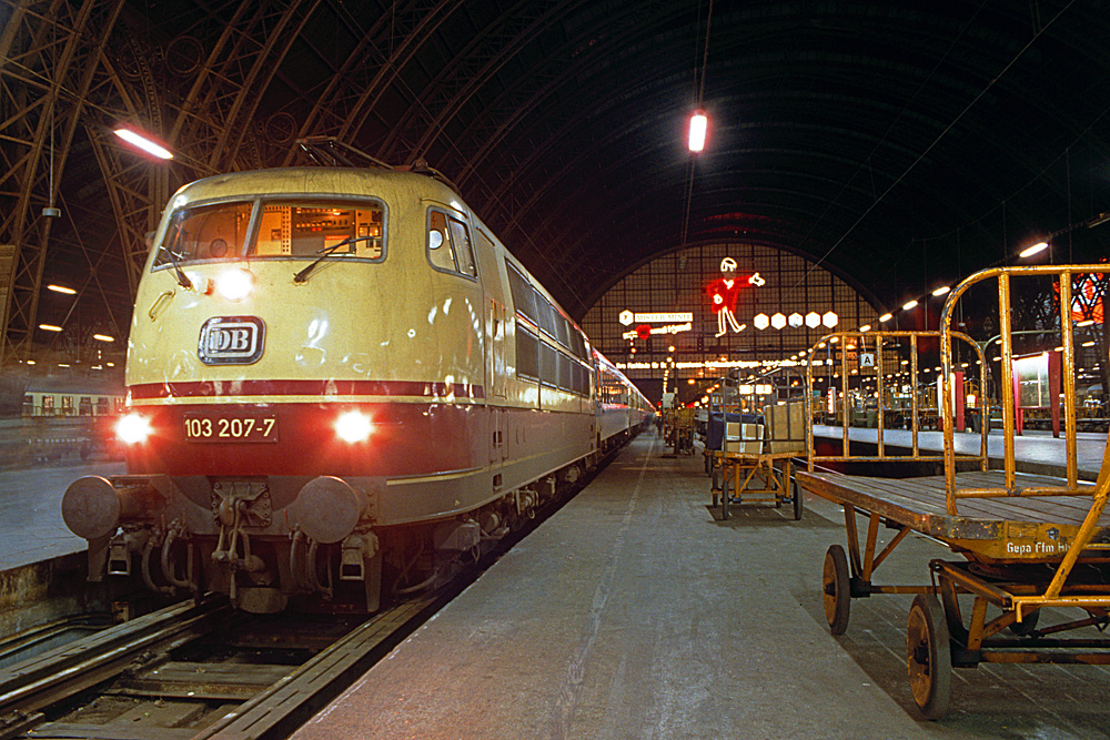 Eine Blondine im Bahnhofsviertel