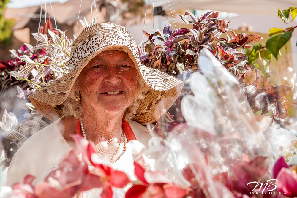 Eine Blumenverkäuferin auf einem Markt in Kalifornien