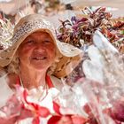 Eine Blumenverkäuferin auf einem Markt in Kalifornien