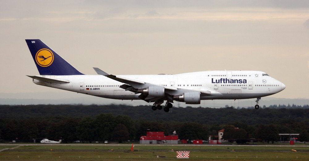 Eine Boeing 747400 (Düsseldorf) beim Landeanflug auf Frankfurt Foto & Bild luftfahrt