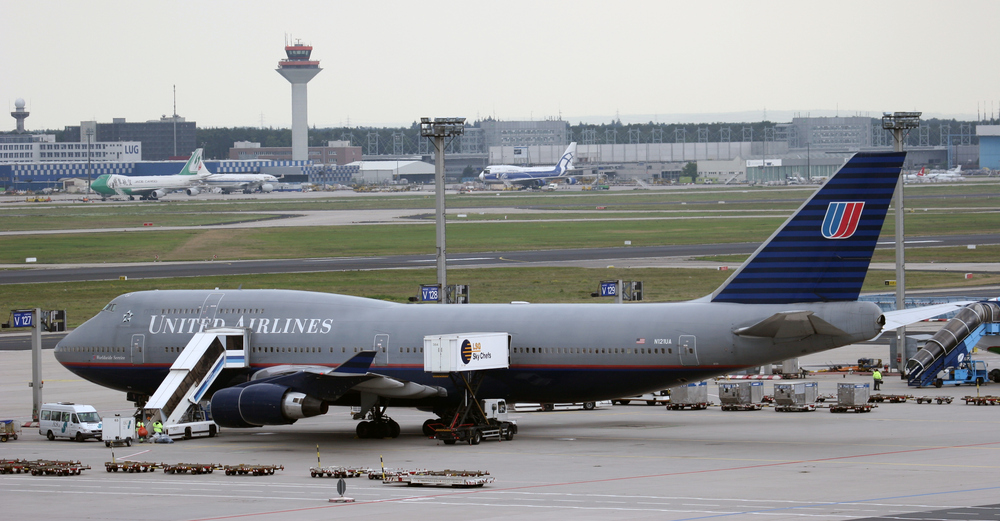 Eine Boeing 747 der United Airlines bei der Abfertigung in Franfurt.