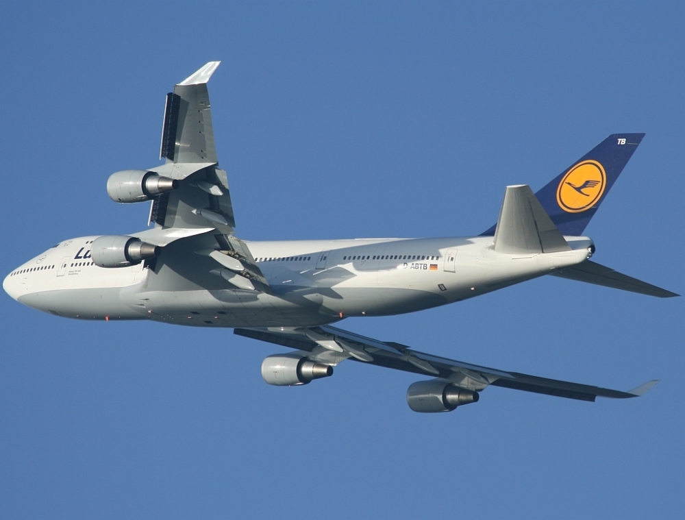 Eine Boeing 747 (Jumbo) der Lufthansa kurz nach dem Start