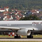 Eine Boing 757-200ER der Omni Air International Airline