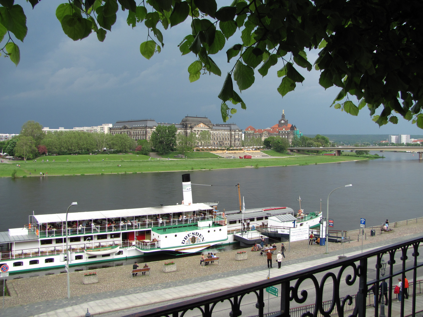 Eine Bootsfahrt auf der Elbe die ist lustig ; )