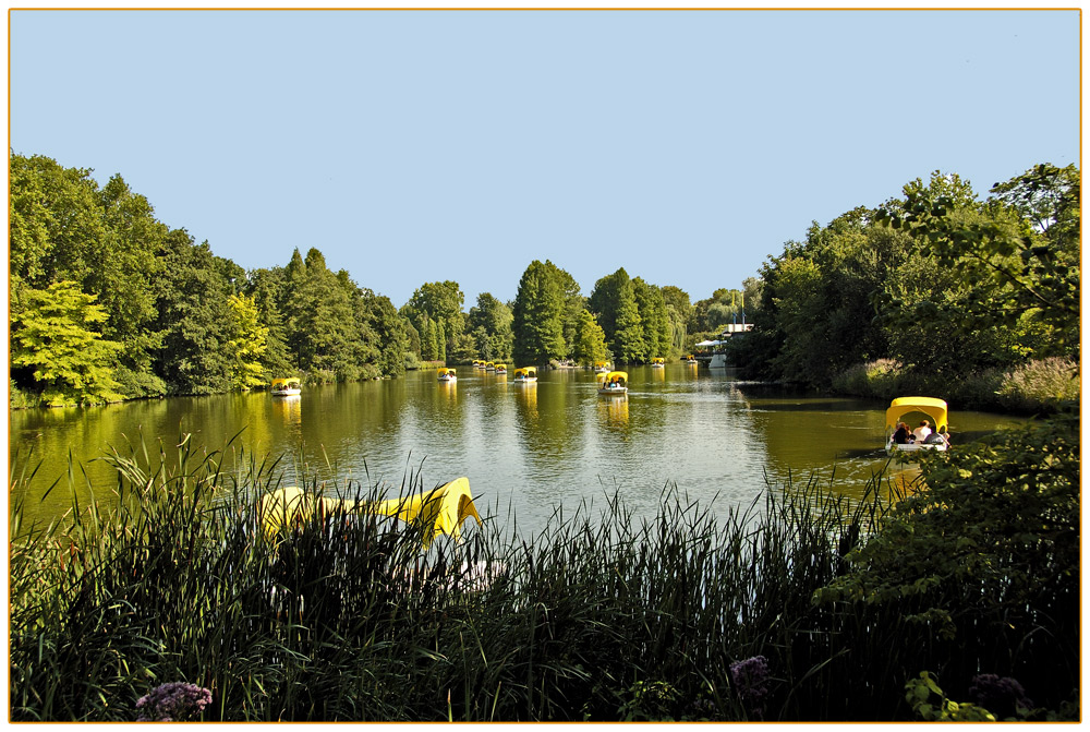 Eine Bootsfahrt im Luisenpark, Mannheim.