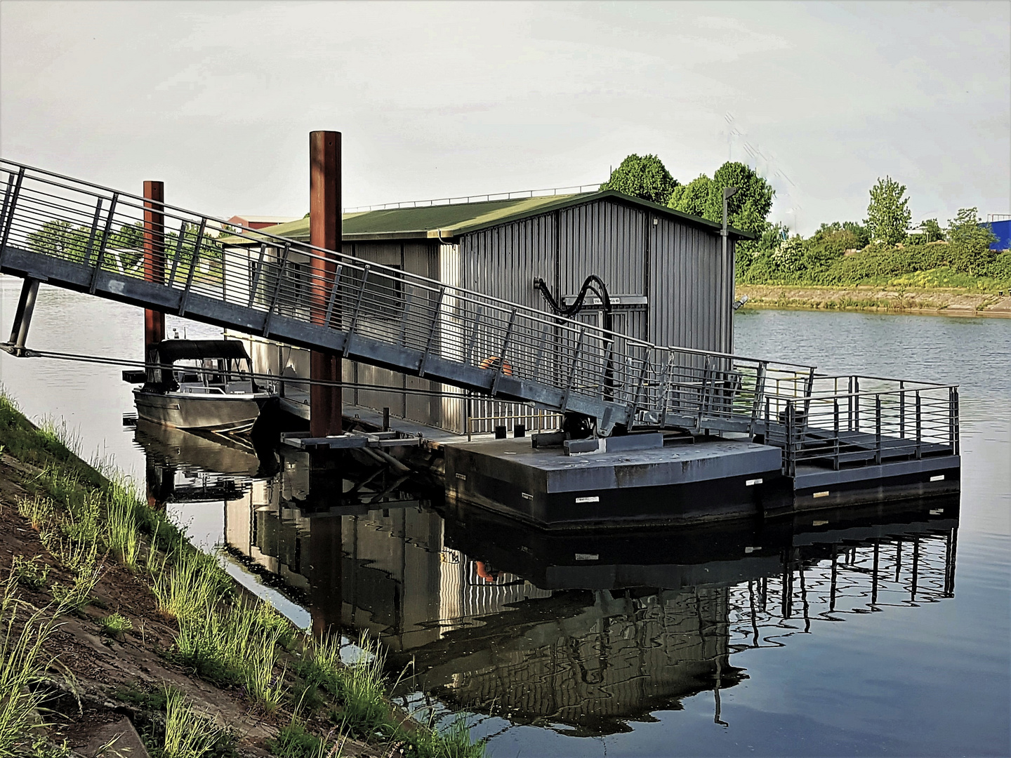  Eine Bootshaus - Spiegelung 