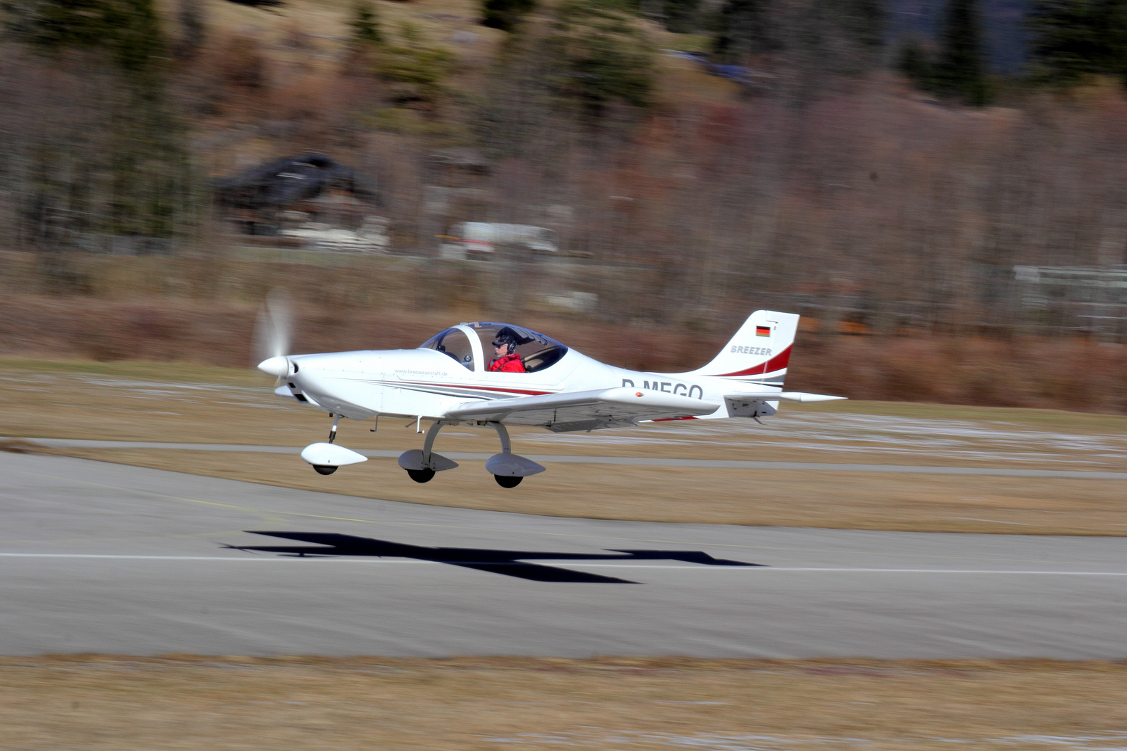 Eine Breezer Aircraft- beim Start in LOIR- Höfen Tirol  16 3 2023