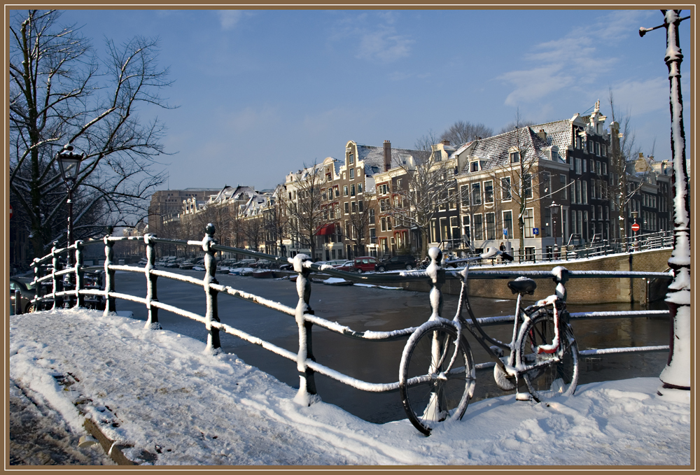 Eine Brucke unter Schnee in Amsterdam