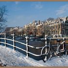 Eine Brucke unter Schnee in Amsterdam